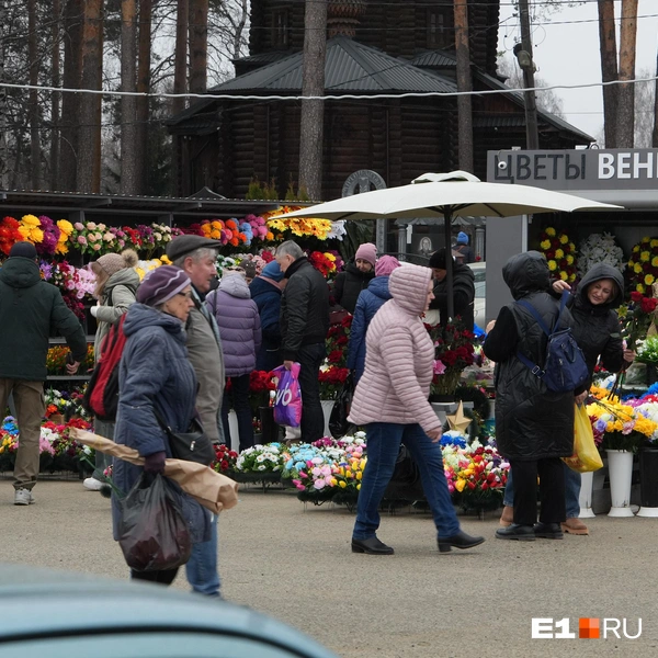 Кто-то прямо перед входом на кладбище покупает цветы и венки для тех, кого пришли помянуть | Источник: Кирилл Кушнов / E1.RU