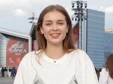 Стала моделью и учится на психолога: как сейчас живет та самая «Выпускница в розовом платье»