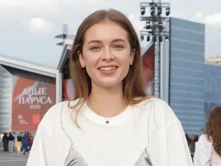 Стала моделью и учится на психолога: как сейчас живет та самая «Выпускница в розовом платье»