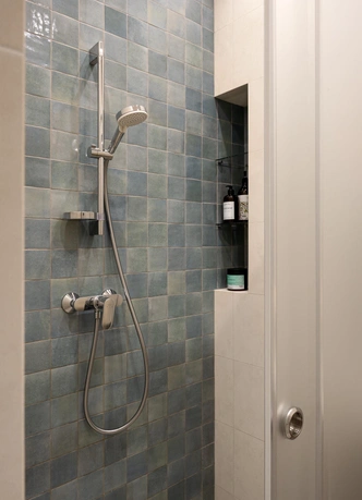 Голубая плитка&nbsp;Zellige, Marazzi Italy. | Источник: Катя Самойлович. Стиль: Милана Колодник 