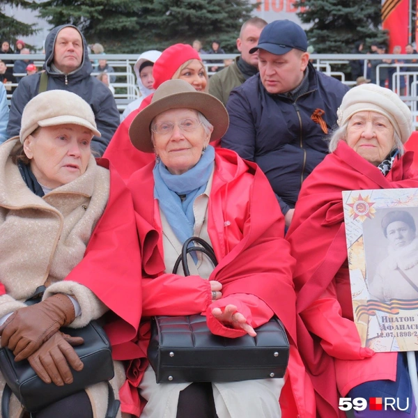 Среди зрителей на трибунах тоже были пришедшие с портретами родных, воевавших в 1940-е  | Источник: Тимофей Калмаков / 59.RU