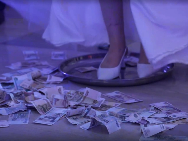 Исполнение невестой традиционного танца на подносе | Источник: weddings.friday.ru
