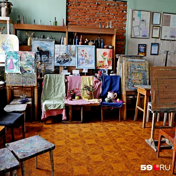 В изостудии недавно рисовали натюрморт | Источник: Ирина Тропина / 59.RU