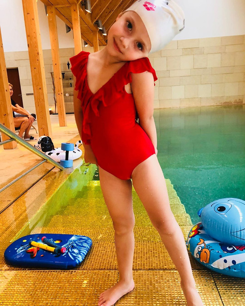 Пугачева одела дочку в дизайнерский купальник за 22 тысячи