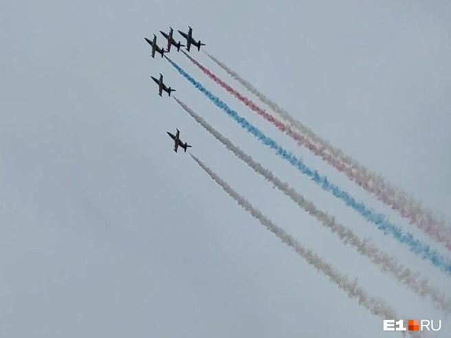 Самолеты окрасили небо в цвета российского триколора | Источник: читатель E1.RU Евгений