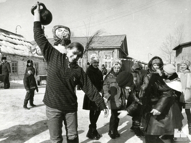 Празднование масленицы в Емельяновском подворье, 1990 год | Источник: Красноярский краевой краеведческий музей / Vk.com