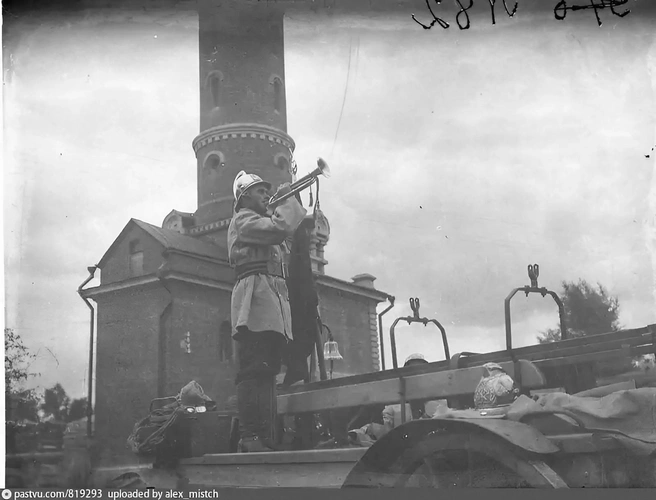 Пожарная повозка возле каланчи. 1925–1929 гг. | Источник: Фонд ОГИК музея / Pastvu.com