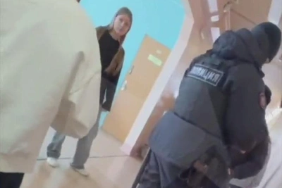 Sixth-grader brings pistol to school in south Moscow and aims it at students