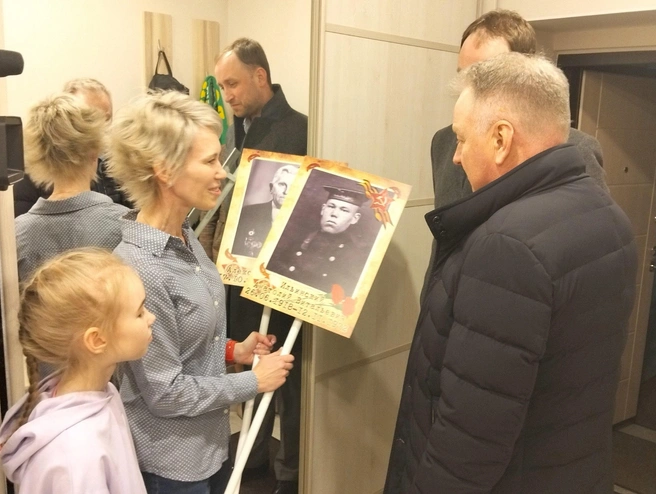 Елена Пахомова рассказывает своей дочери о подвигах своих прадедов, и они вместе будут участвовать в шествии Бессмертного полка | Источник: Аквилон