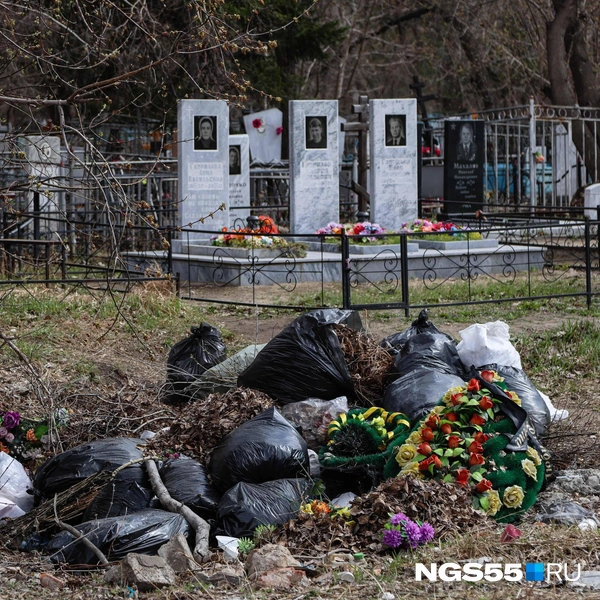 В преддверии Радоницы люди уже начали убираться у своих родных | Источник: Евгений Софийчук / NGS55.RU