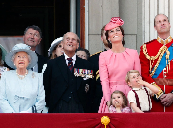 От Дианы до Кейт Миддлтон: самые яркие «балконные» кадры Trooping The Colour