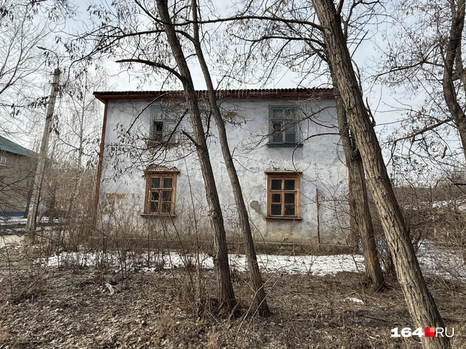 В разваливающейся двухэтажке возле дома Сергея Челобанова уже никто не живет | Источник: Сергей Петунин / 164.RU