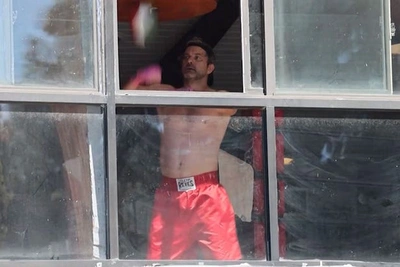 Джошуа Джексон без майки в боксерском зале: видео