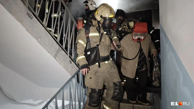 Пожарные эвакуировали на улицу жильцов по задымленному подъезду  | Источник: ТА «Ночные новости»