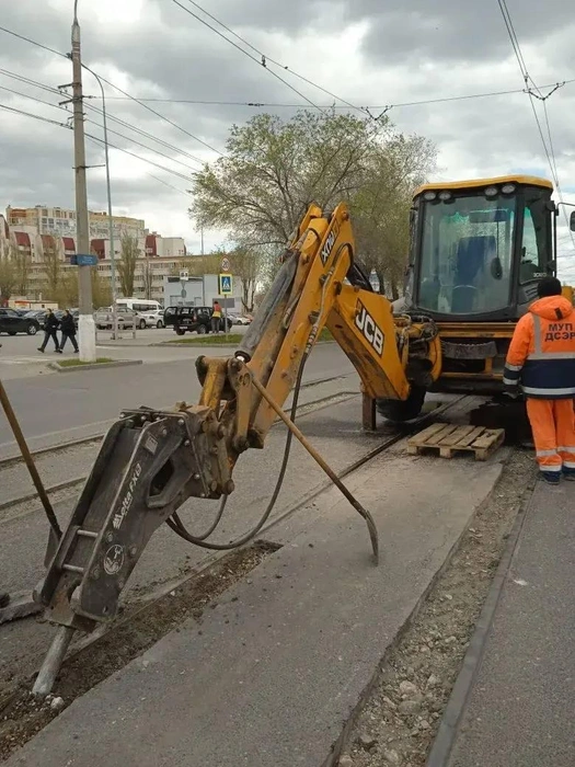 В распоряжении рабочих, очевидно, остались лопаты | Источник: Волгоградский трамвай / T.me