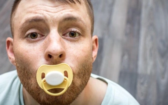 Соски для взрослых — новый способ борьбы со стрессом. Работает ли он?