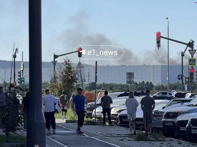 Чёрный дым над складом было видно издалека | Источник: читатель E1.RU
