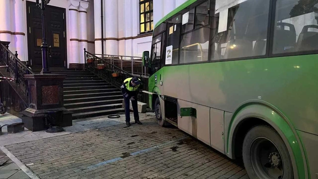 Автобус сбил людей и въехал в храм | Источник: ГАИ Свердловской области