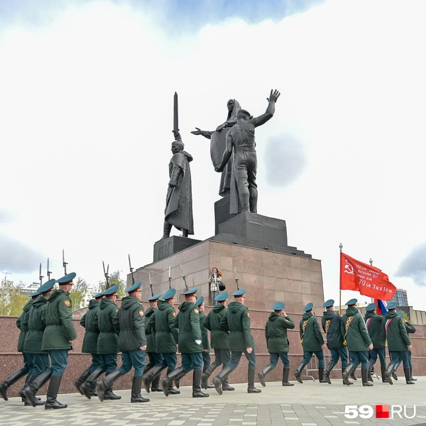 Курсанты приехали вот так, но для церемонии сняли теплую верхнюю одежду | Источник: Василина Любимова / 59.RU