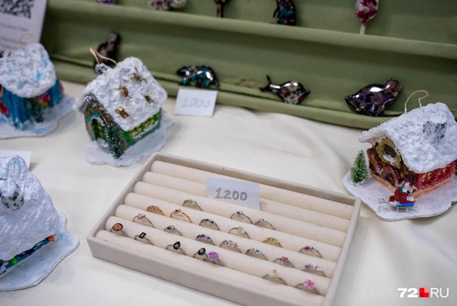 Домики из папье-маше. Внутри светодиоды. Украшения сделаны вручную | Источник: Илья Чикотин / 72.RU