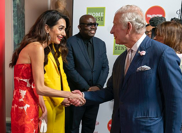 Мамина гордость: Амаль Клуни в платье с алыми цветами блистает на приеме у принца Чарльза