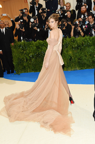 Не стыдно, когда видно: «голые» наряды MET Gala 2017