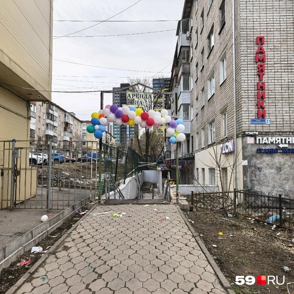 Арка украшена воздушными шарами, а под ней лежит мусор — те же лопнувшие шарики | Источник: Василина Любимова / 59.RU
