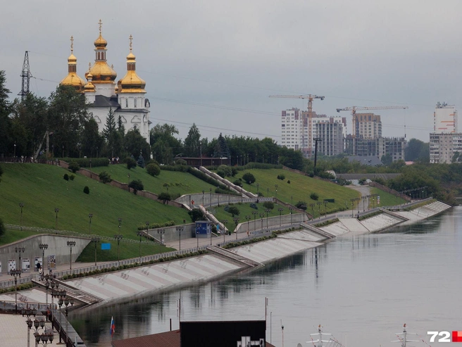 Уровень реки в Тюмени снижается, набережная постепенно освобождается от воды | Источник: Ирина Шарова/ 72.RU