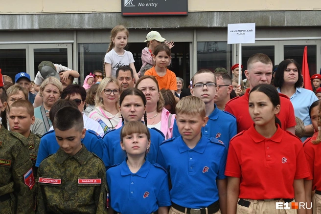 Все хотят посмотреть на трофейную технику | Источник: Дмитрий Емельянов / E1.RU