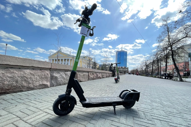 Электросамокат на улицах Челябинска | Источник: Илья Бархатов / 74.RU