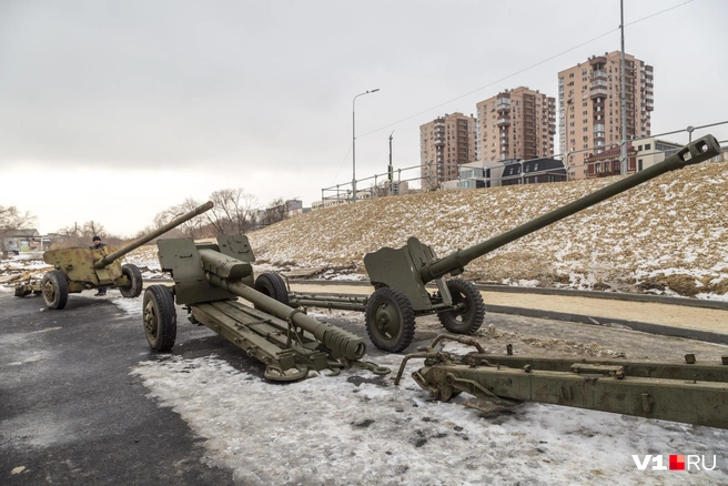 Пушка МТ-12 «Рапира», гаубица Д-30 и пушка Д-44 (слева направо) | Источник: Мария Часовитина