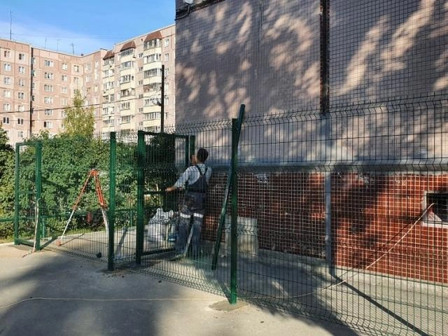 Управдом — друг человека? В Новосибирске председатель ТСЖ поставила под окнами личный забор, чтобы «люди не ходили» (фото) | Источник: NGS.RU
