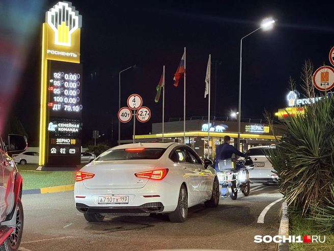 На стелах заправок ноль бензина, а он есть | Источник: Анна Грицевич / SOCHI1.RU