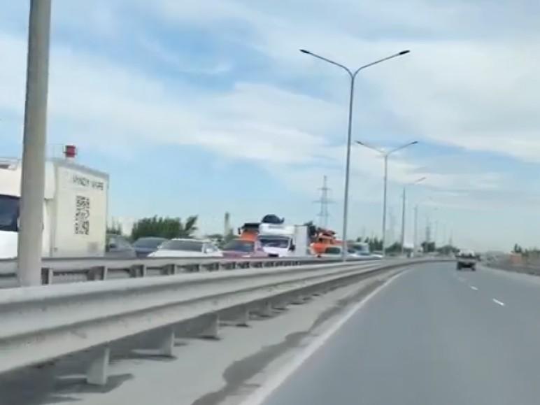 Тюменцы встали в гигантскую пробку на выезде с Лесобазы