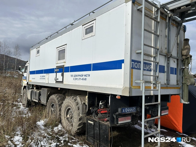 На месте полицейские сейчас ведут два вида работ — поиск и розыск | Источник: Алексей Тайганавт / NGS24.RU