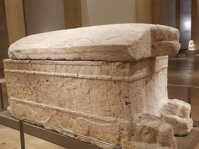 Саркофаг Ахирама, царя древнего Библа (между XIII и VII вв. до н.э.) с одной из самых ранних финикийских надписей, выполненной буквенным алфавитом. | Источник: Wikimedia Commons