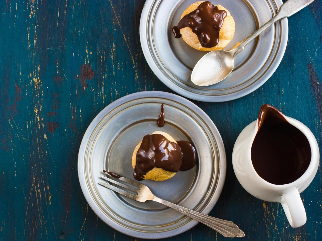 Профитроли с шоколадом: этот десерт покорит даже тех, кто не любит сладкое | marieclaire.ru