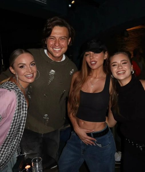 Исполнитель сегодня находится на пике популярности