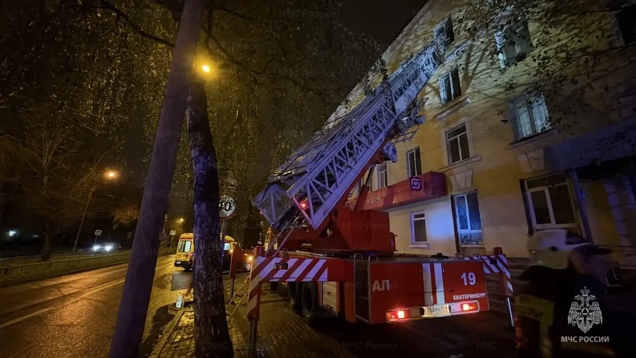 В Екатеринбурге человек погиб в горящей четырехэтажке на Эльмаше