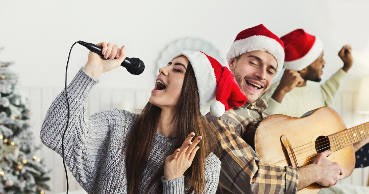 Угадай новогодний. Новогодние гуляния. Поют совместно новогоднюю песню. Xmas Song фото. Рождественские песня fa la la.