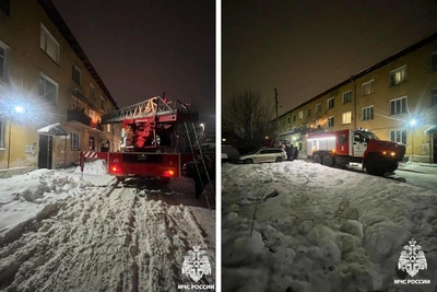 Пожарные Новосибирска спасли семь человек из горящего дома