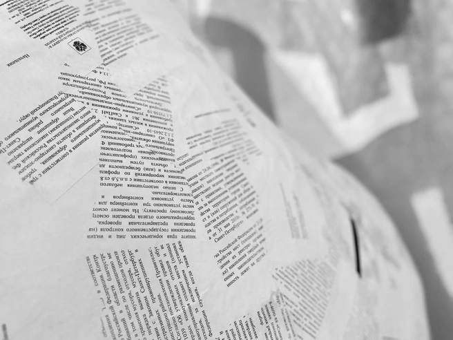 Арт-объект, созданный из официальных ответов, готов к выставке | Источник: ДК ПТХ / Телеграм