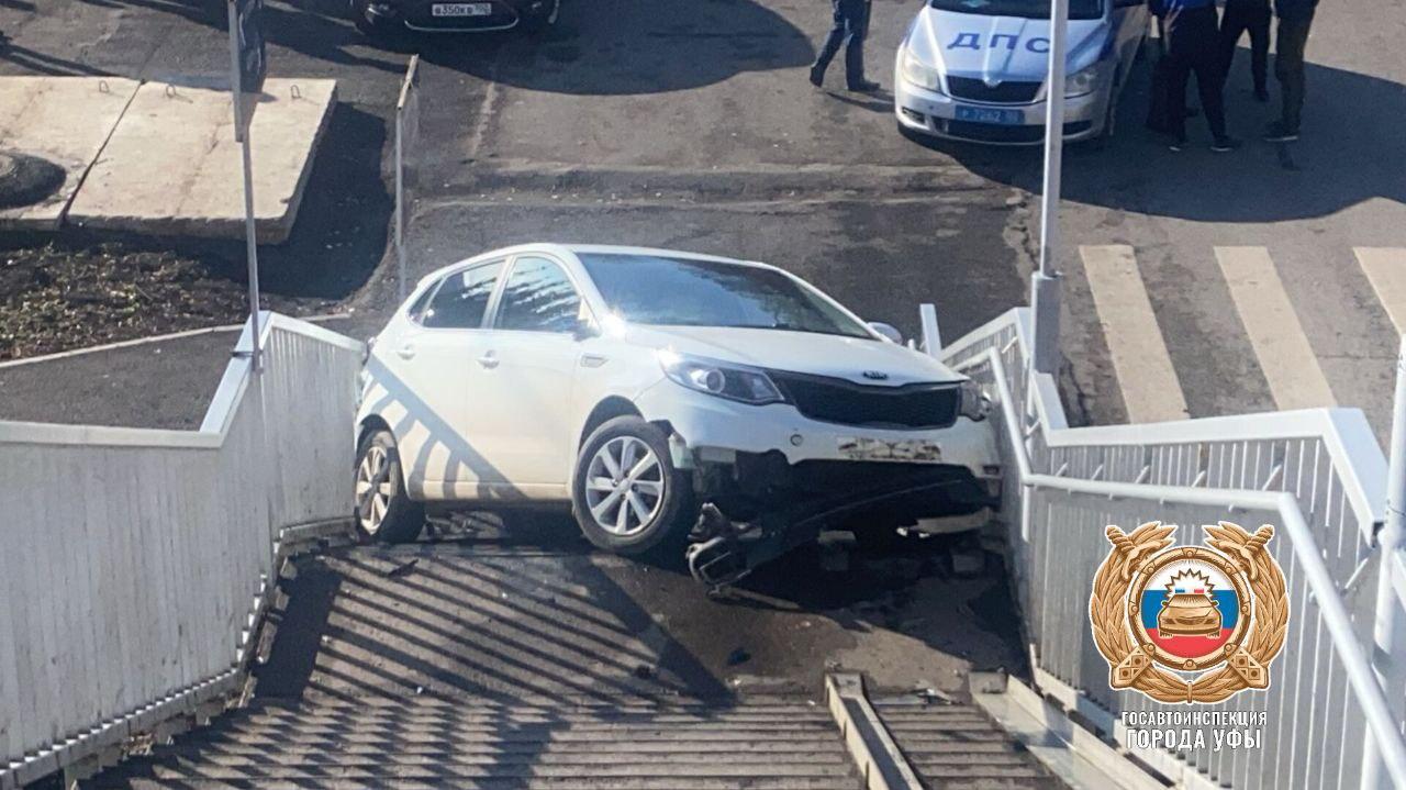 В Уфе машина заехала на надземный переход в Деме — видео