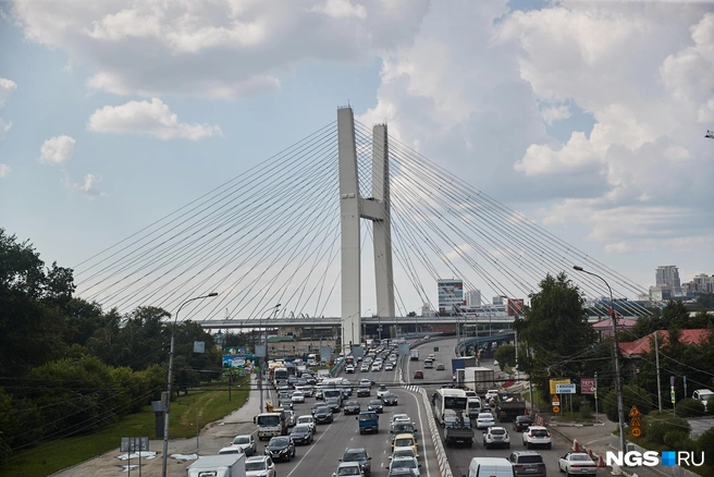 Максимальная стоимость одной поездки по мосту составит 300 рублей, водители легковых автомобилей высотой не более двух метров будут платить по 100 рублей | Источник: Александр Ощепков / NGS.RU