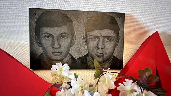 Такая памятная табличка Александру Кузнецову и Сергею Шинкевичу хранится в музее полка ДПС | Источник: пресс-служба ГАИ Красноярского края