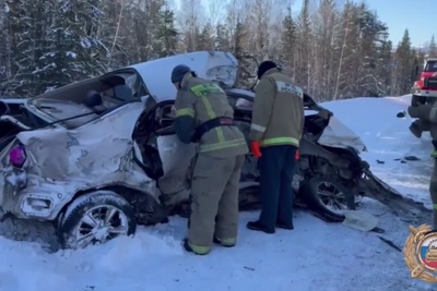 Двое погибли в столкновении легковушки с фурой в Приангарье