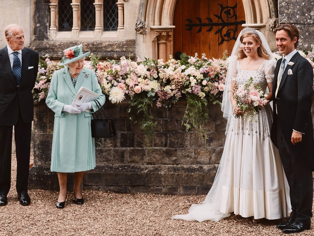 Принц Филипп, Елизавета II, принцесса Беатрис и Эдоардо Мапелли-Моцци, 17 июля 2020 | marieclaire.ru