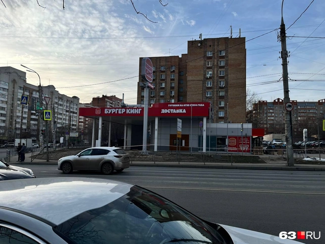 Раньше здесь был банк, теперь ресторан | Источник: читатель 63.RU