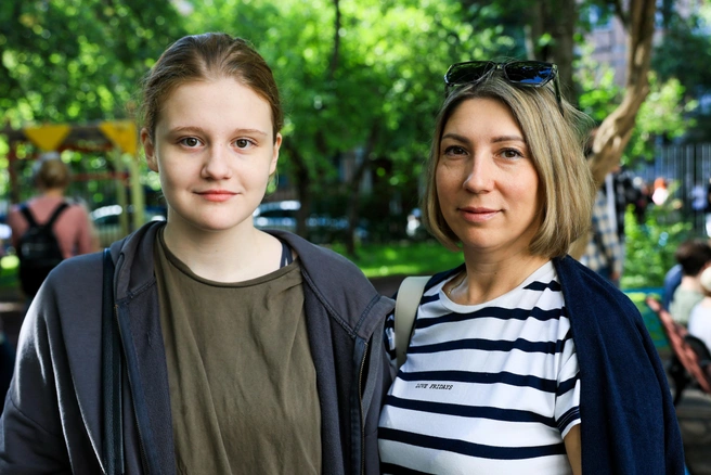 Вера со своей учительницей | Источник: Артем Устюжанин / MSK1.RU