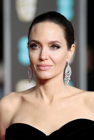 Анджелина Джоли почти повторила успех «платья-ноги» 2012 года